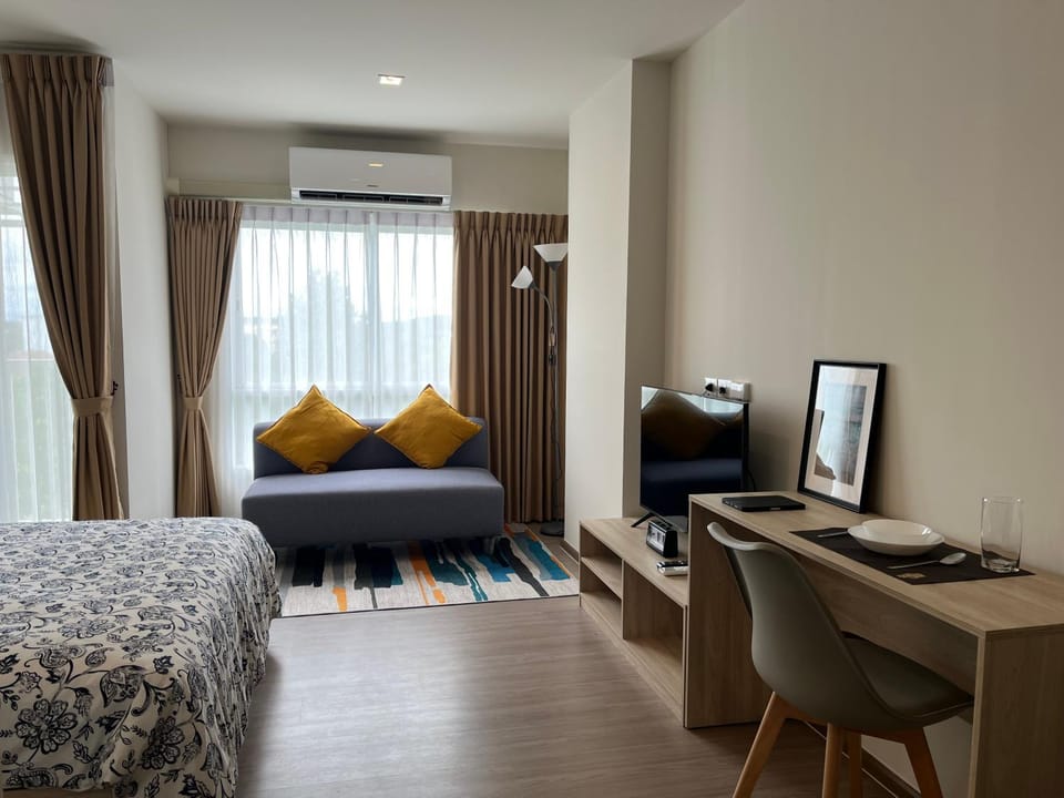 Bed, TV and multimedia, Photo of the whole room, Seating area, Bedroom