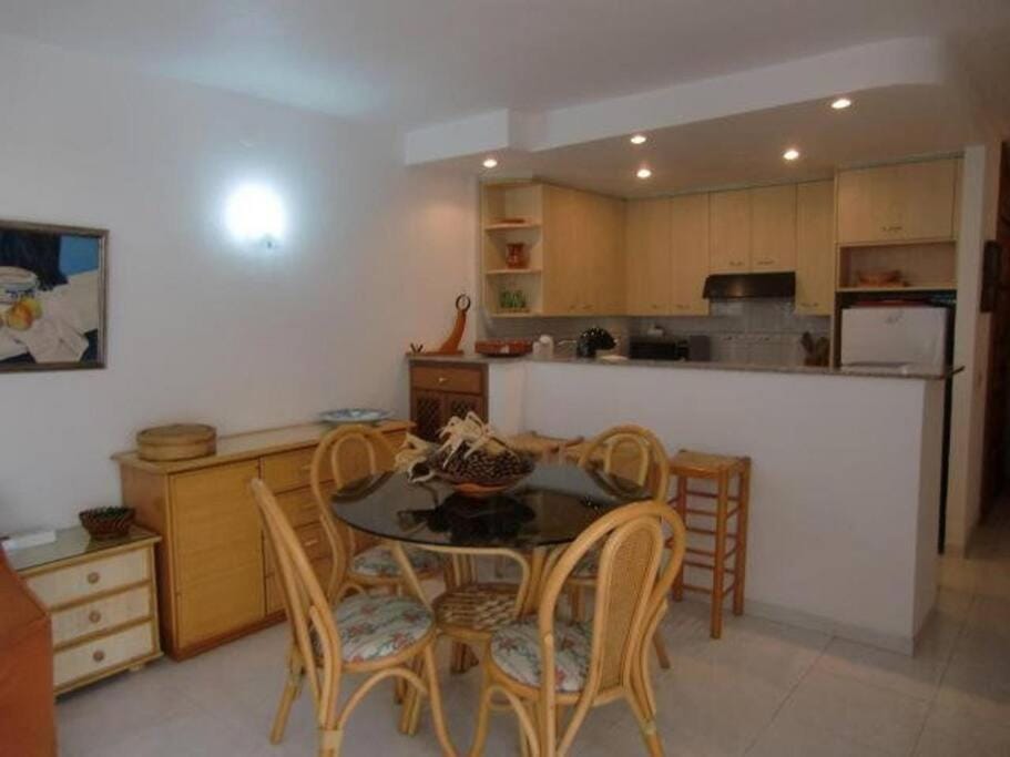 Kitchen or kitchenette, Dining area