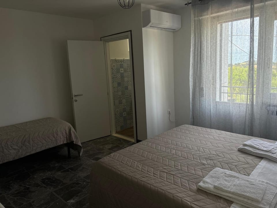 Bed, Photo of the whole room, Bedroom, air conditioner