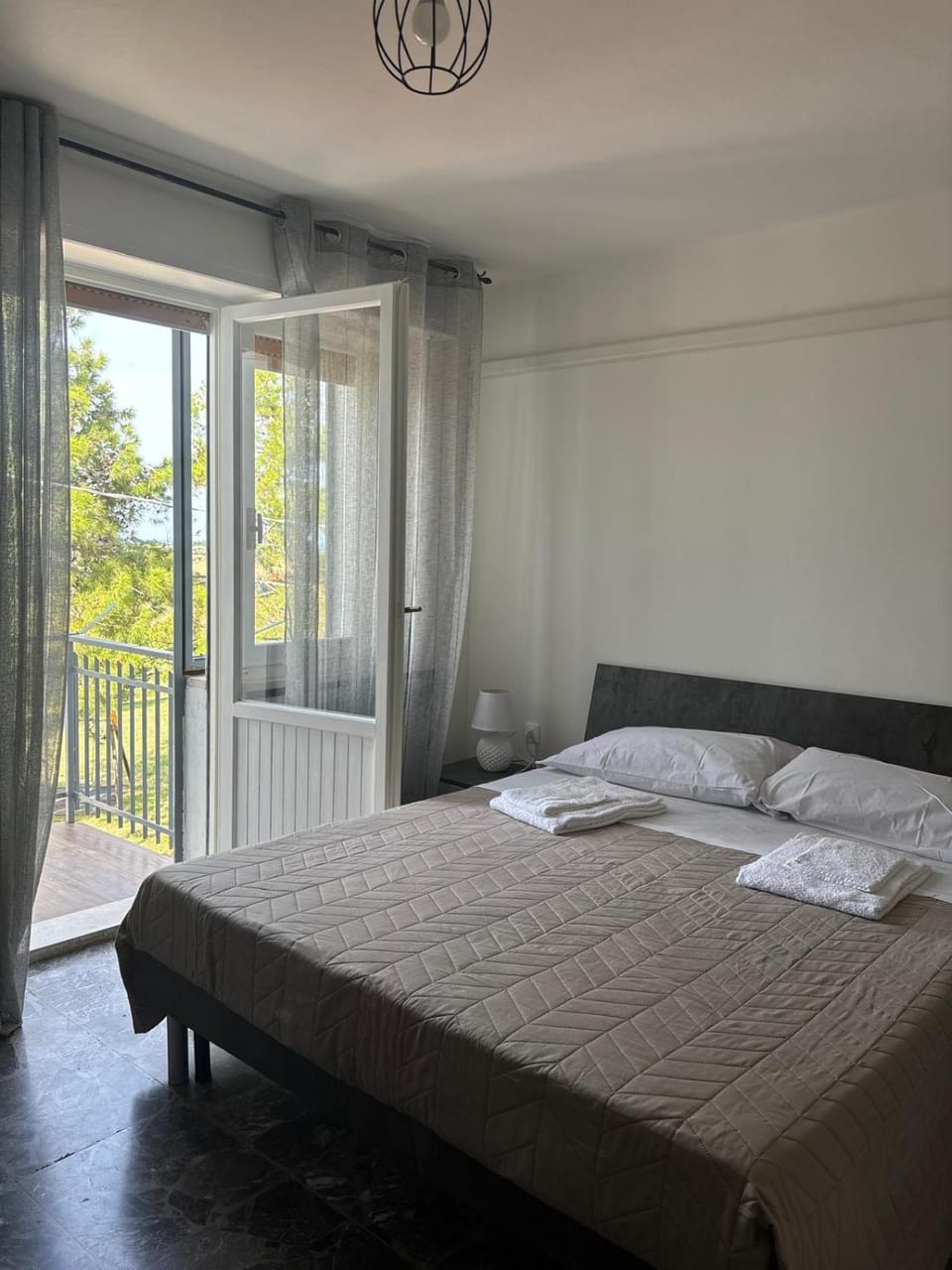 Bed, Photo of the whole room, Bedroom, internet, towels