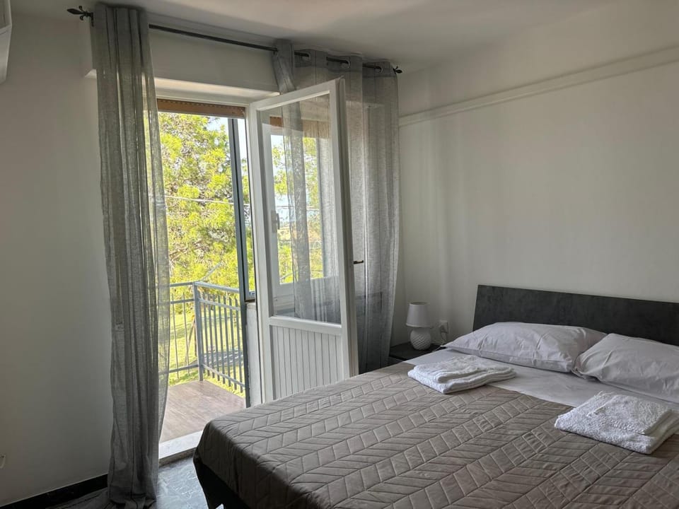 Bed, View (from property/room), Balcony/Terrace, Photo of the whole room, Bedroom, towels