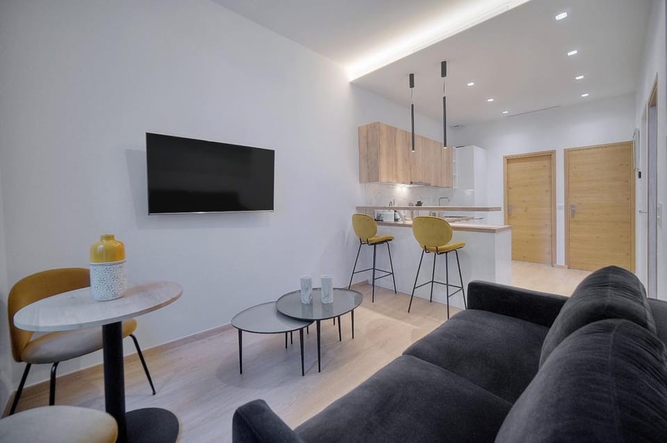 TV and multimedia, Kitchen or kitchenette, Living room, Seating area, Dining area