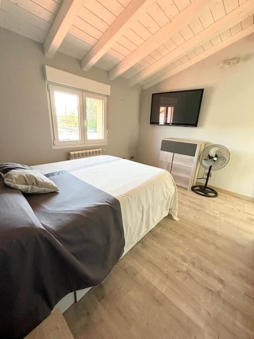 Bed, TV and multimedia, Bedroom