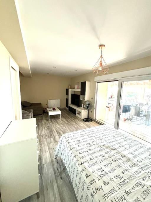 Bed, TV and multimedia, Bedroom