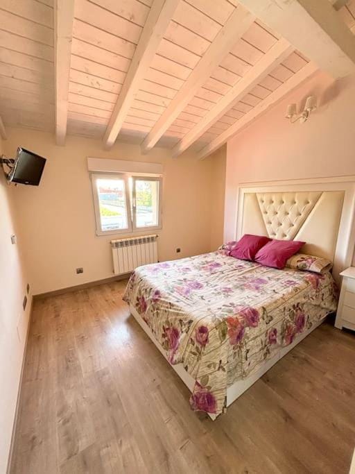 Bed, TV and multimedia, Bedroom