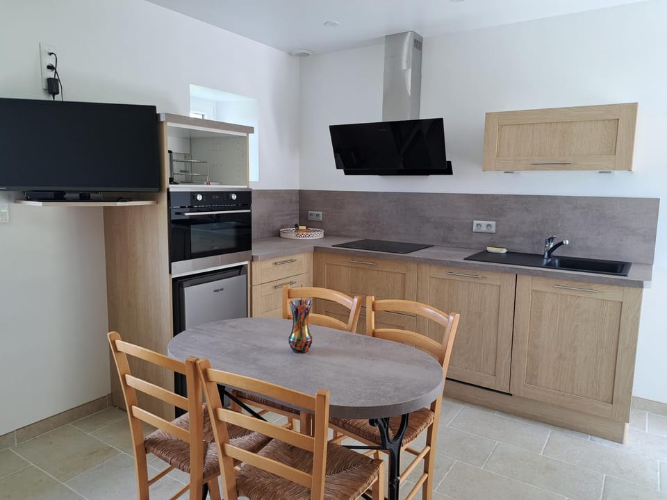 TV and multimedia, Kitchen or kitchenette, Dining area, dishwasher, oven, stove