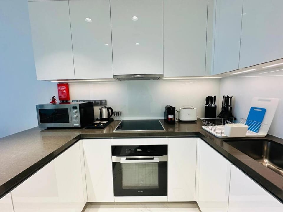 Fully Furnished 1br W Relaxing Lagoon View Apartment in Dubai