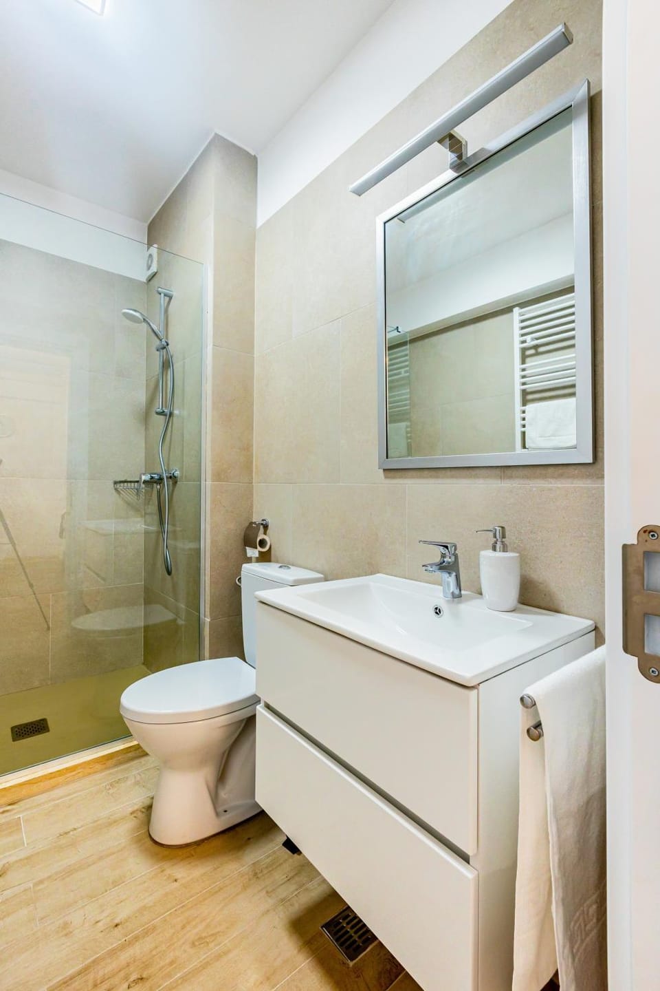 Shower, Toilet, Bathroom, towels