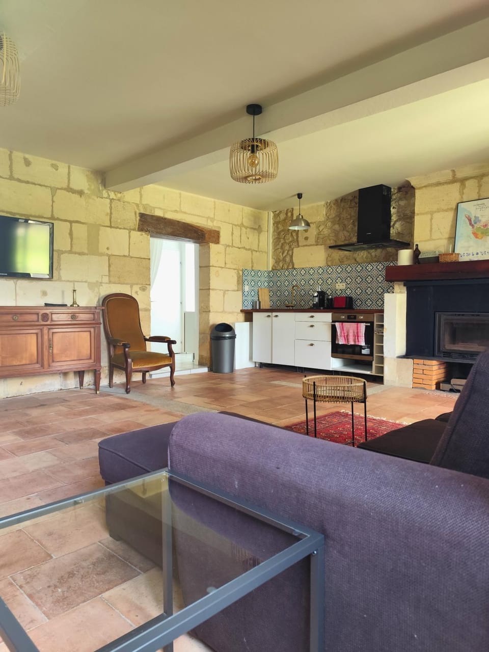 TV and multimedia, Kitchen or kitchenette, Living room, Seating area, oven, stove