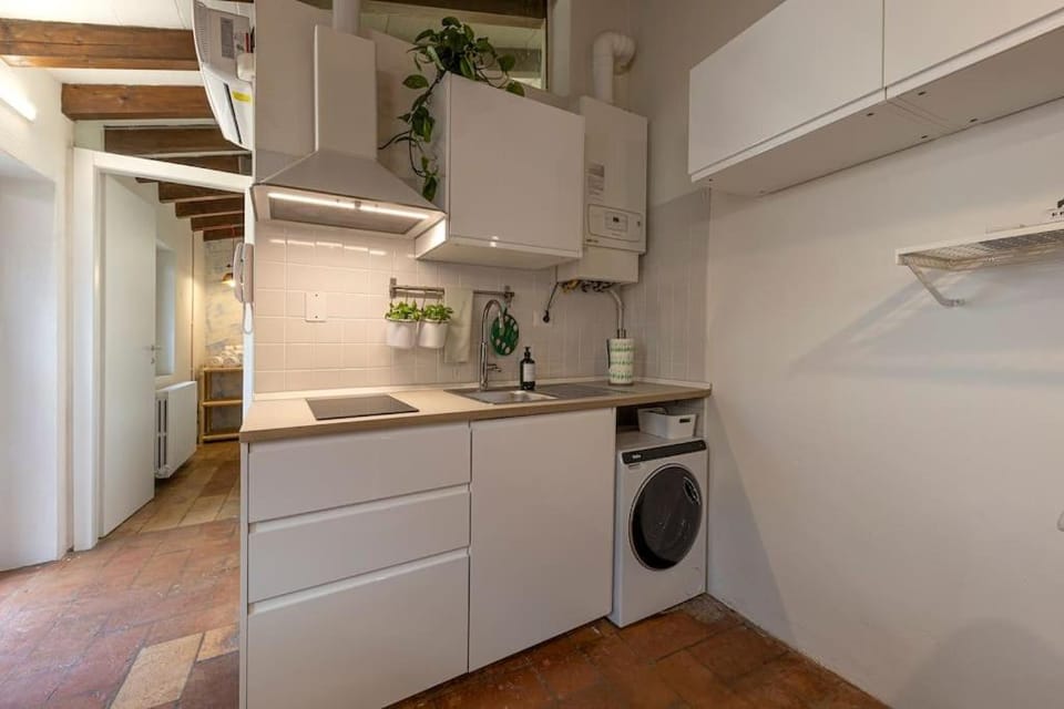 Kitchen or kitchenette, pet friendly, stove, washing machine