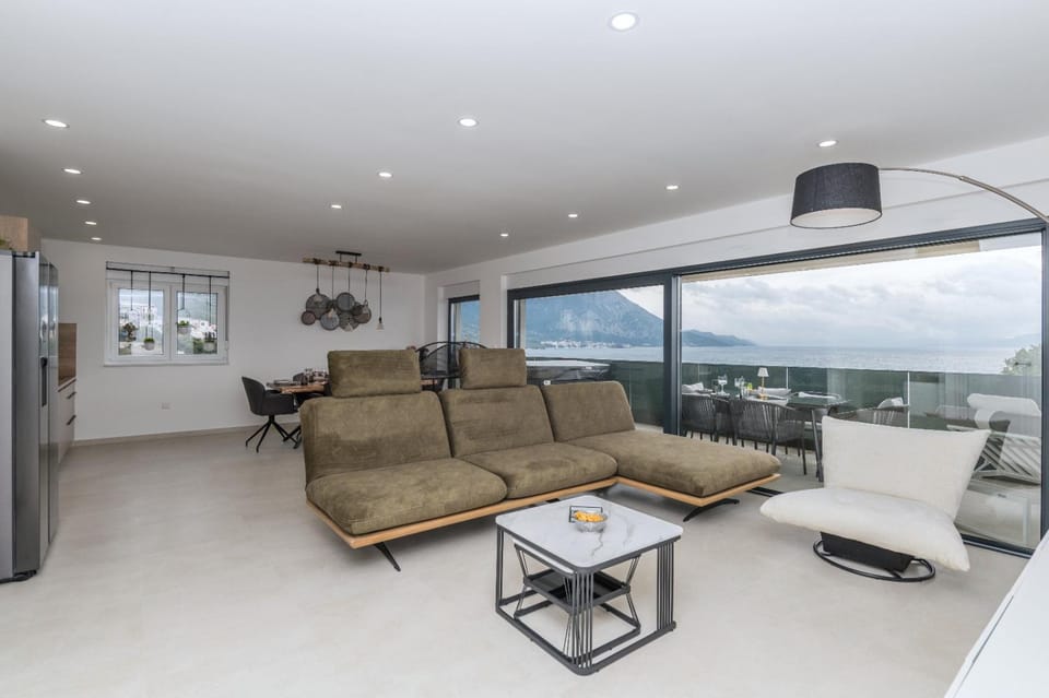 Natural landscape, Kitchen or kitchenette, Living room, Seating area, Dining area, Mountain view