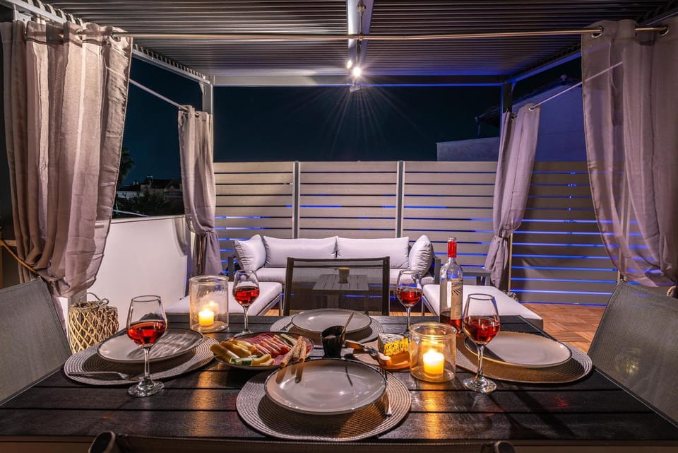Seating area, Dining area, Dinner