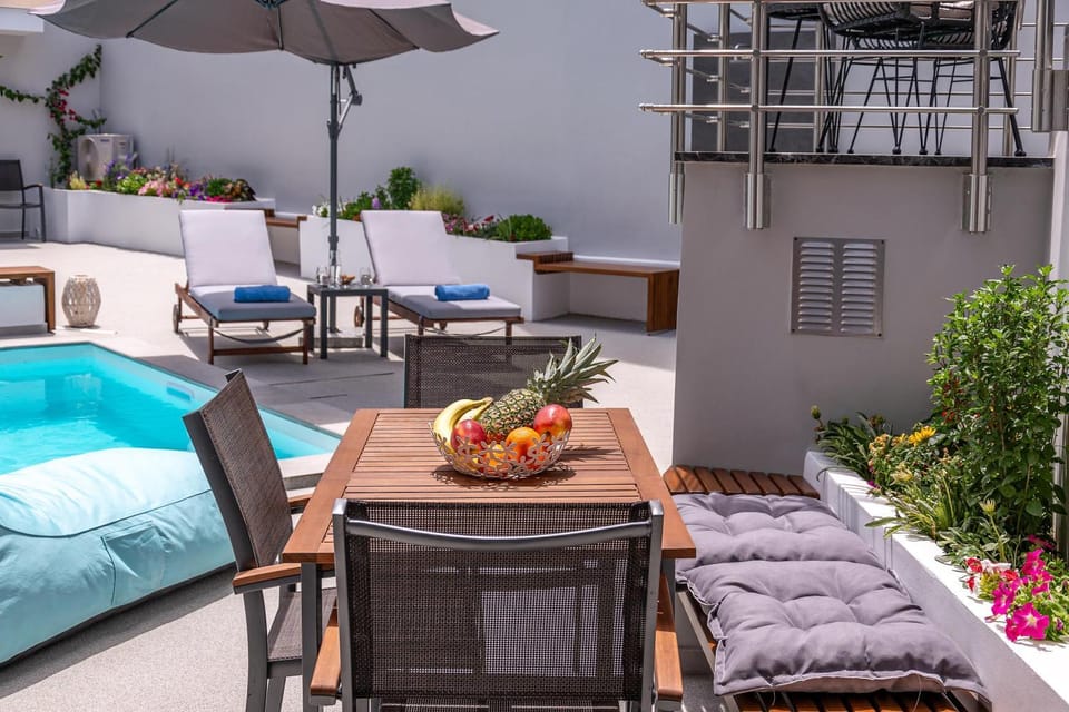 Patio, Day, Food and drinks, Dining area, Swimming pool, sunbed