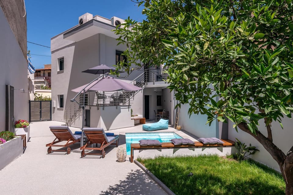 Property building, Patio, Day, Garden, Swimming pool