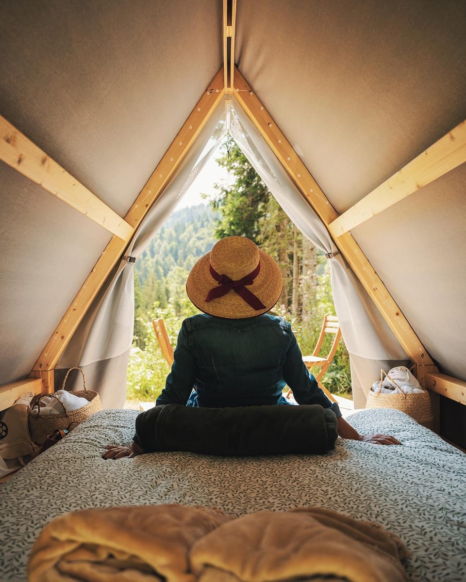 Bed, Decorative detail, Mountain view, towels