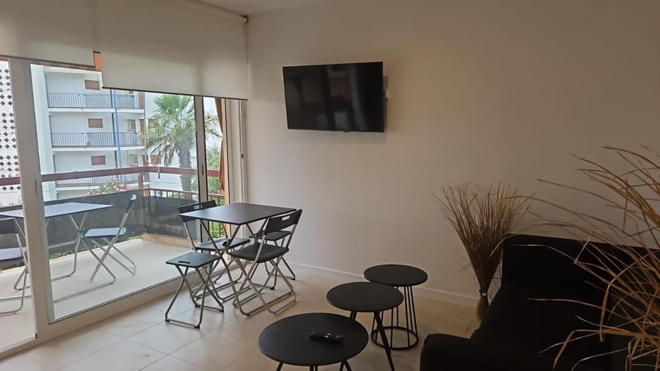 TV and multimedia, Living room, Seating area, Dining area