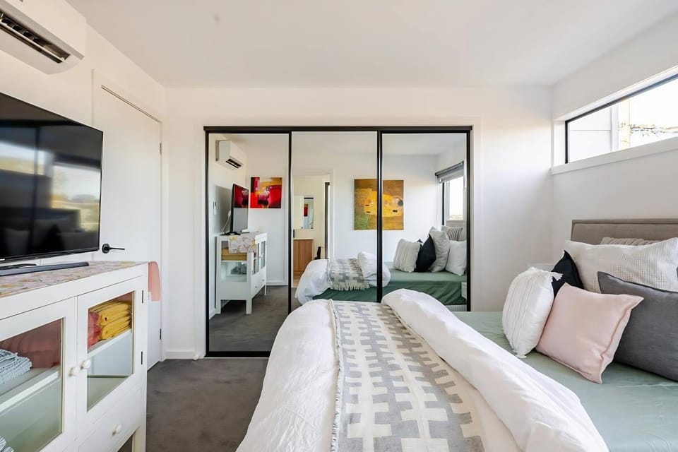Bed, TV and multimedia, Photo of the whole room, Bedroom, heating, air conditioner