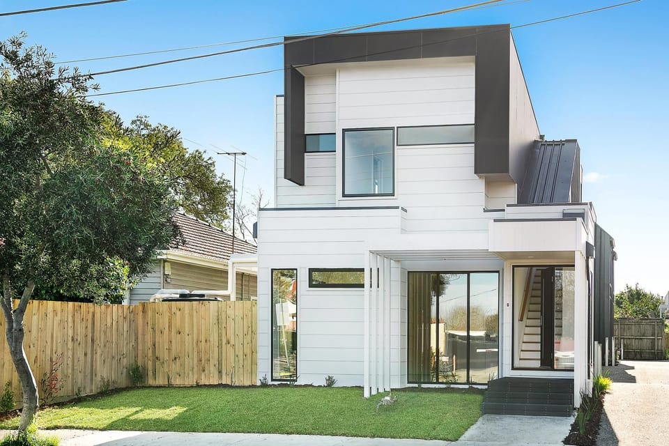 Property building, Facade/entrance, Garden, Garden view, Street view, Quiet street view