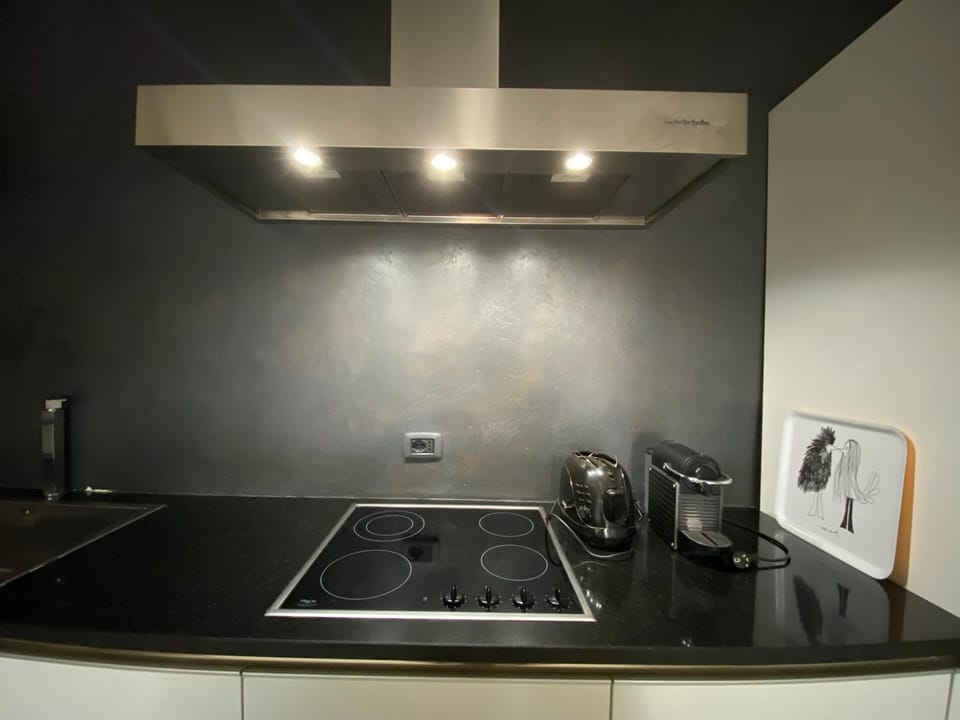 Coffee/tea facilities, Kitchen or kitchenette, stove, toaster