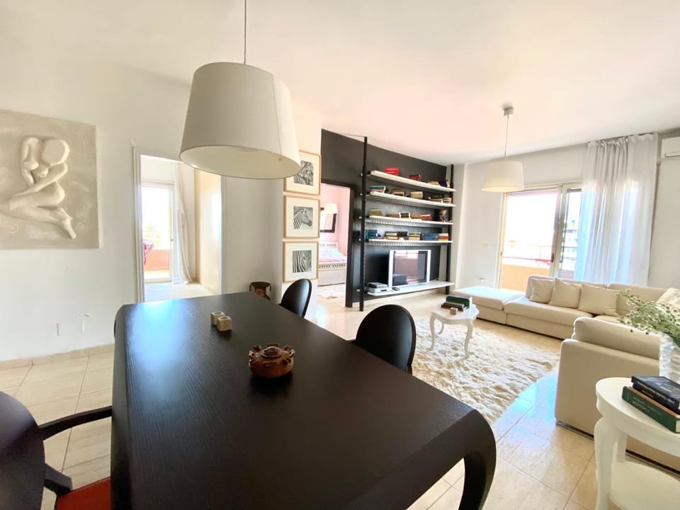 TV and multimedia, Kitchen or kitchenette, Living room, Seating area, Dining area