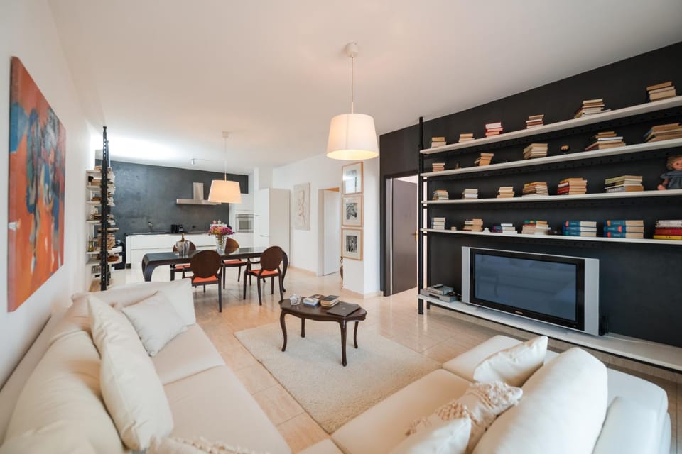TV and multimedia, Kitchen or kitchenette, Living room, Seating area, Dining area