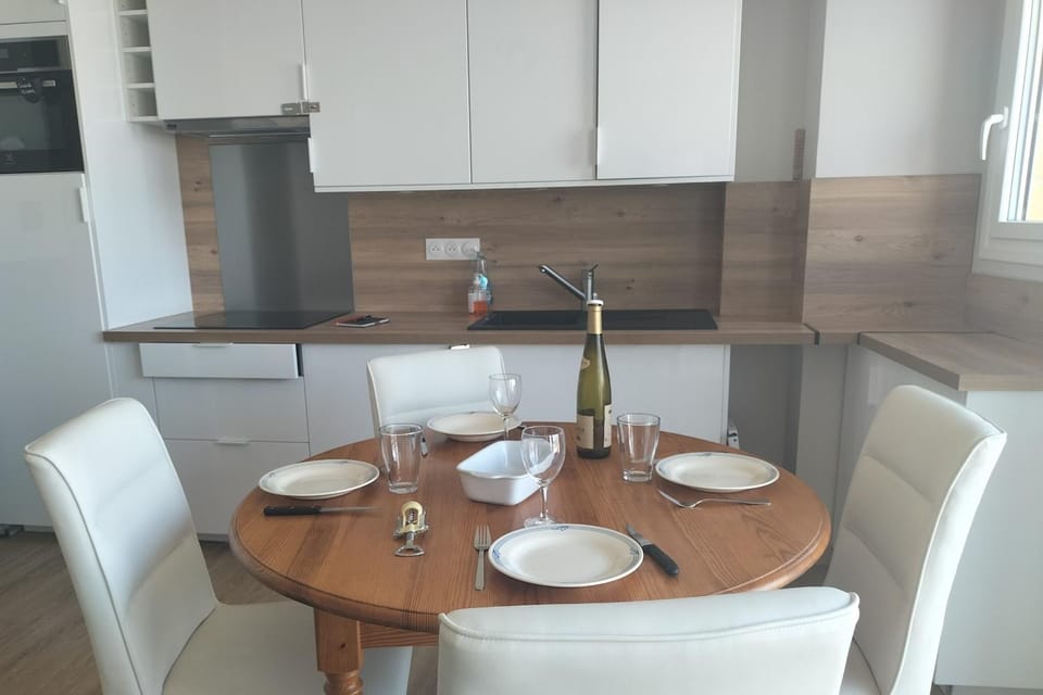 Kitchen or kitchenette, Dining area