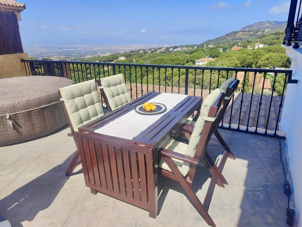 View (from property/room), Seating area, Dining area