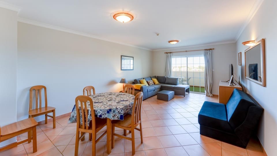 TV and multimedia, Living room, Seating area, Dining area