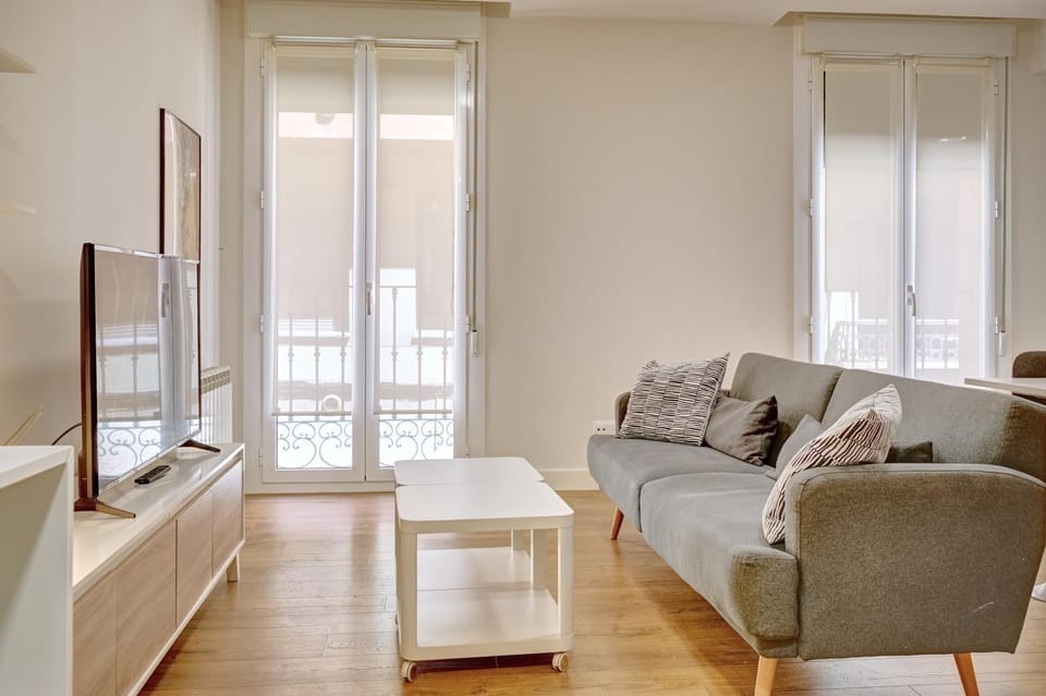 TV and multimedia, Living room, Seating area, Evening entertainment