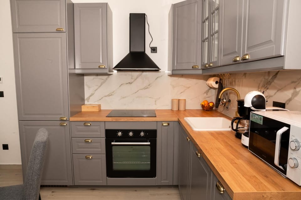 Coffee/tea facilities, Kitchen or kitchenette, dishwasher, oven, stove