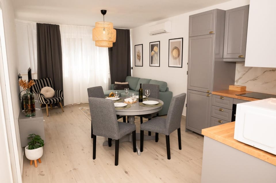 Kitchen or kitchenette, Living room, Seating area, Dining area