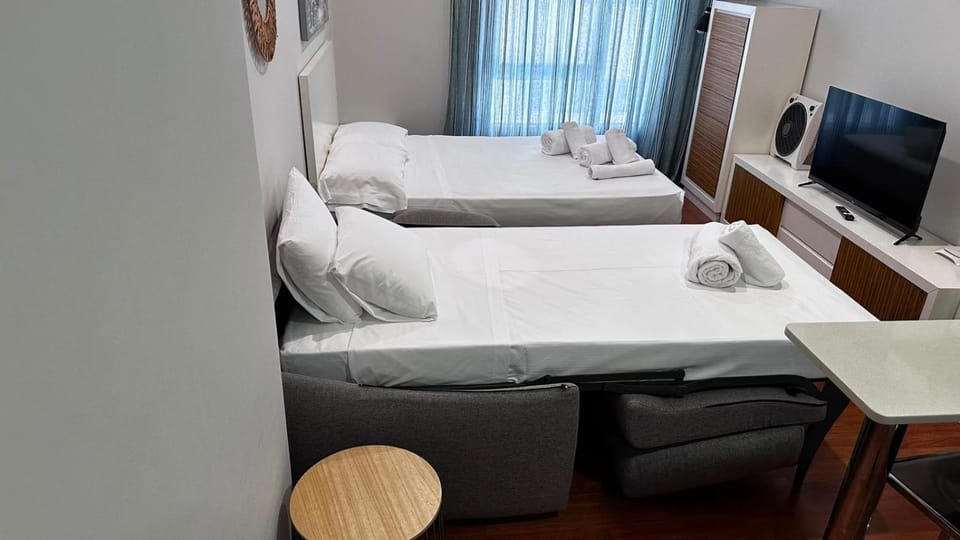 Communal lounge/ TV room, Bed, Bedroom