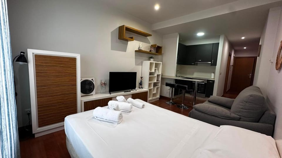 Bed, TV and multimedia, Photo of the whole room