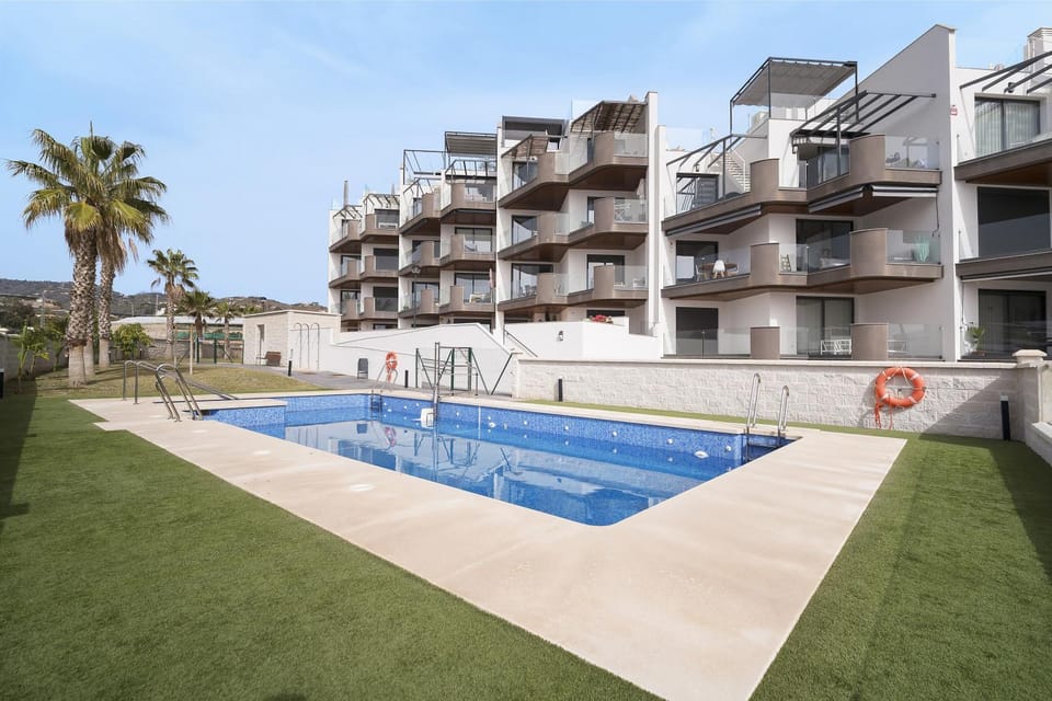 Property building, Day, Pool view, Swimming pool, sunbed