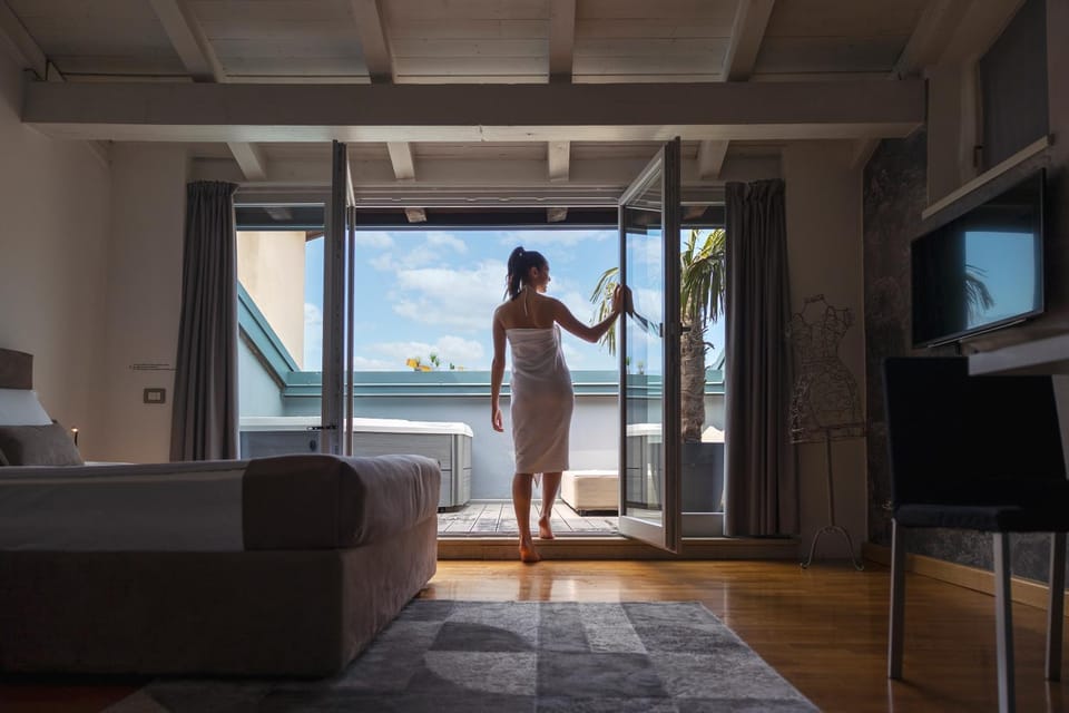 Bed, People, TV and multimedia, View (from property/room)