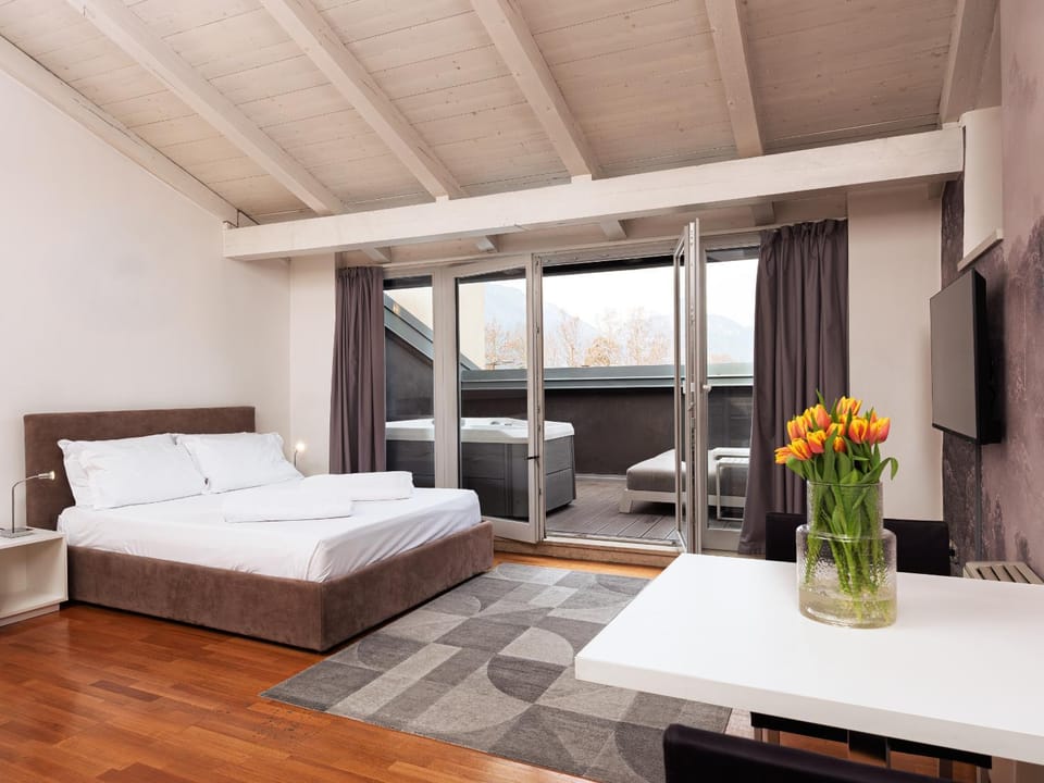 Bed, TV and multimedia, Living room, Seating area, Bedroom