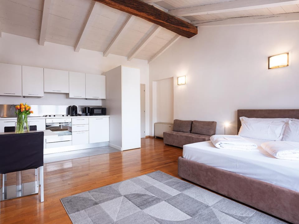 Kitchen or kitchenette, Living room, Photo of the whole room, Seating area, Bedroom, pet friendly, stove, towels
