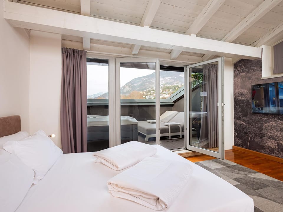 Bed, TV and multimedia, Balcony/Terrace, Bedroom, towels