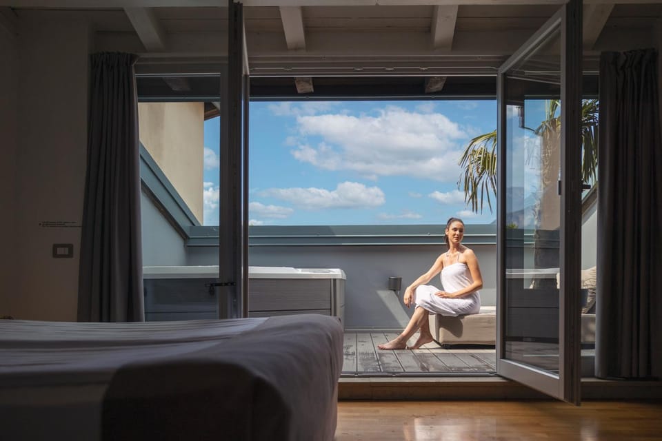 Property building, Bed, People, View (from property/room), Balcony/Terrace, Photo of the whole room, Bedroom