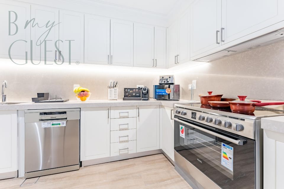 Kitchen or kitchenette, dishwasher, oven