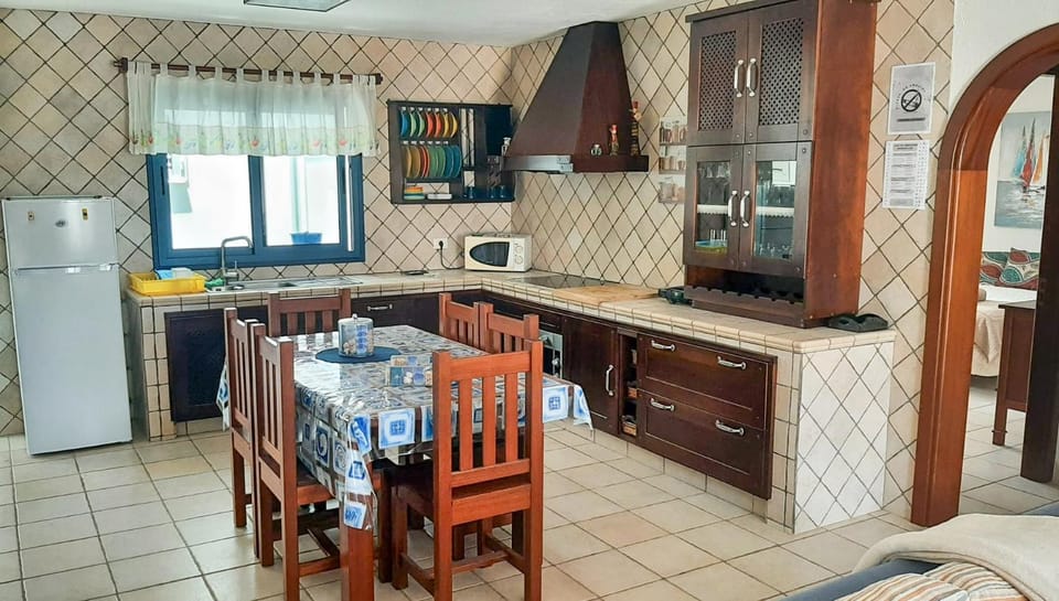 Kitchen or kitchenette, Dining area, oven, stove