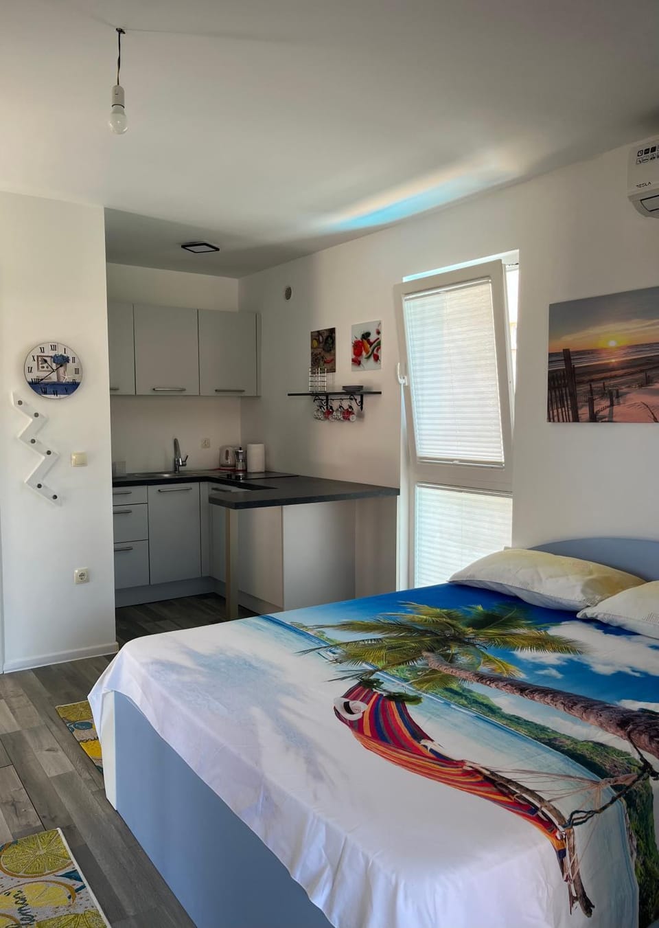 Bed, Kitchen or kitchenette