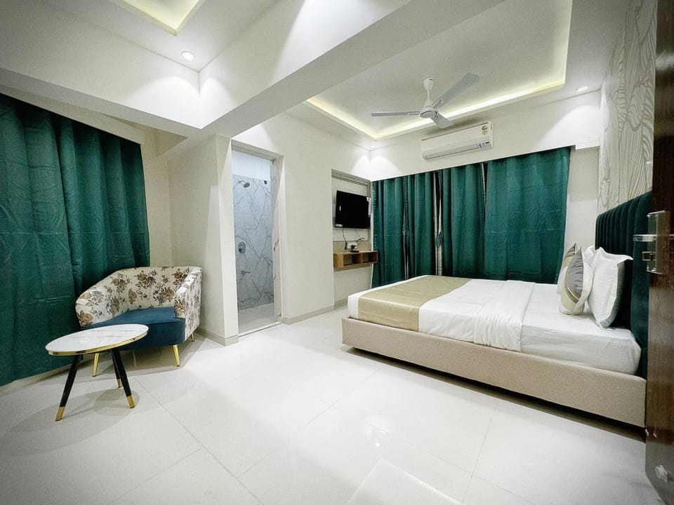Bed, Photo of the whole room, Bedroom, air conditioner