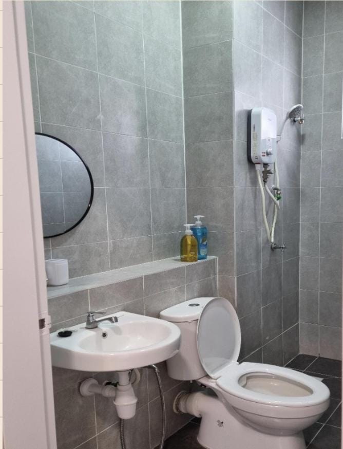 Shower, Toilet