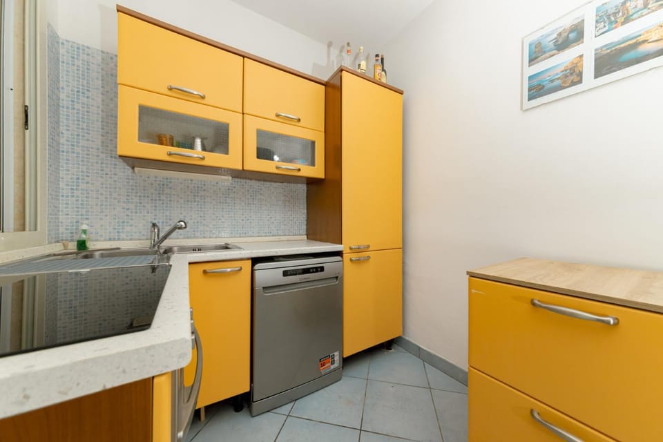 Kitchen or kitchenette, dishwasher
