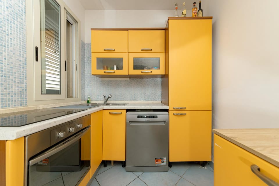 Kitchen or kitchenette, dishwasher, stove