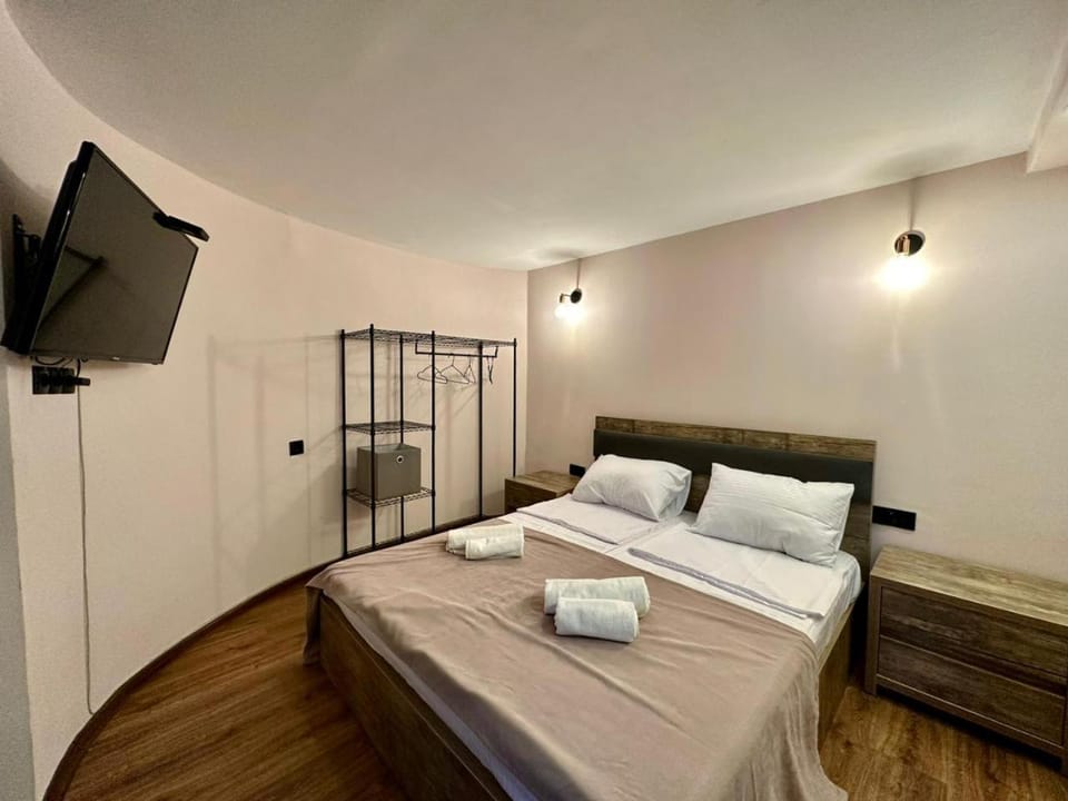 Bed, TV and multimedia, Bedroom, towels