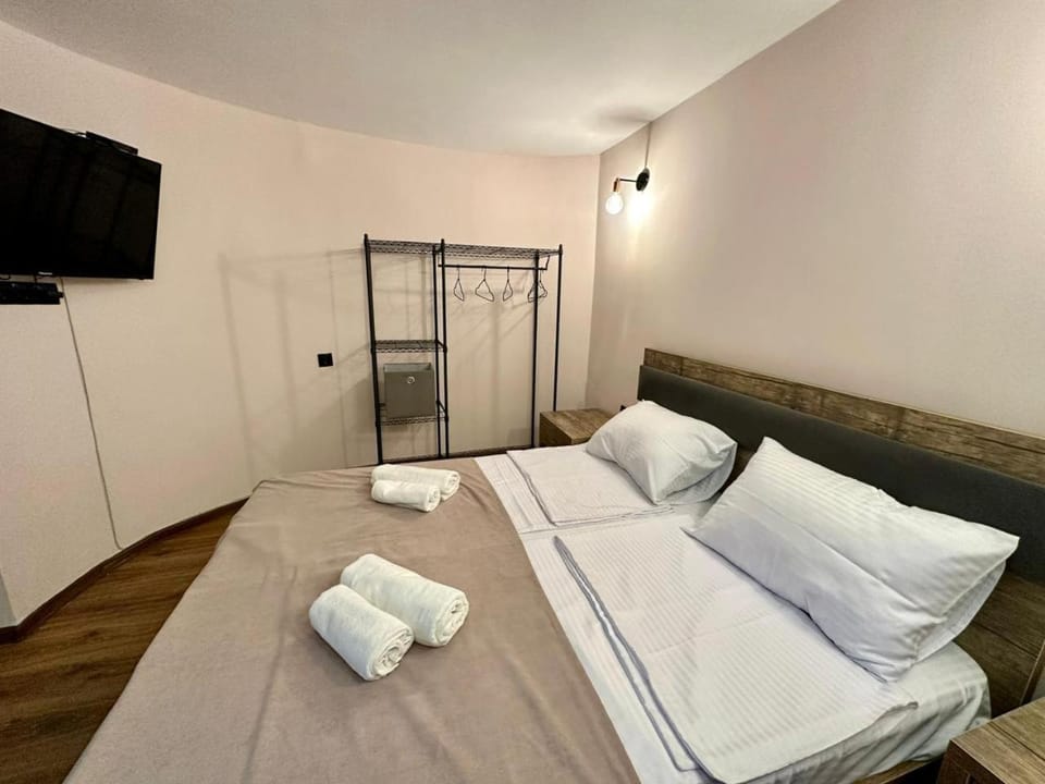 Bed, TV and multimedia, Bedroom, towels