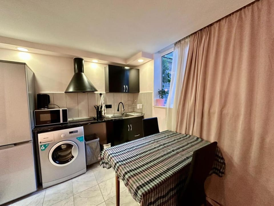 Living room, Seating area, Dining area, oven, pet friendly, washing machine