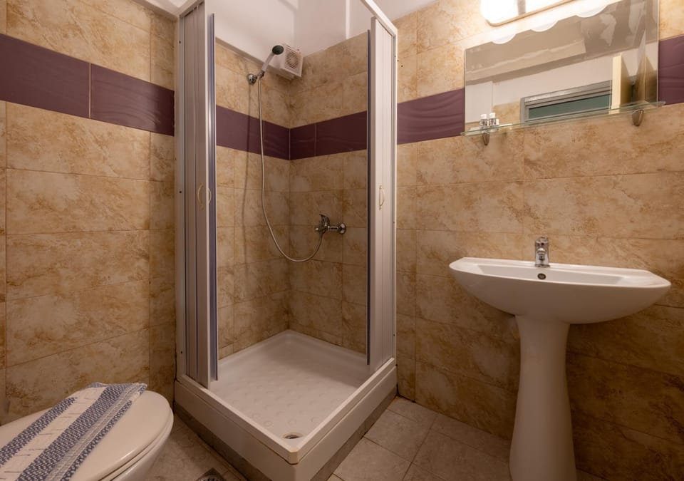 Shower, Toilet, Bath